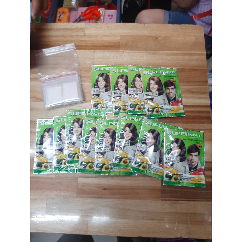 1 hộp 12 gói Dầu Gội Nhuộm Tóc Thảo Dược Phủ Bạc Super Nova có tặng bao tay