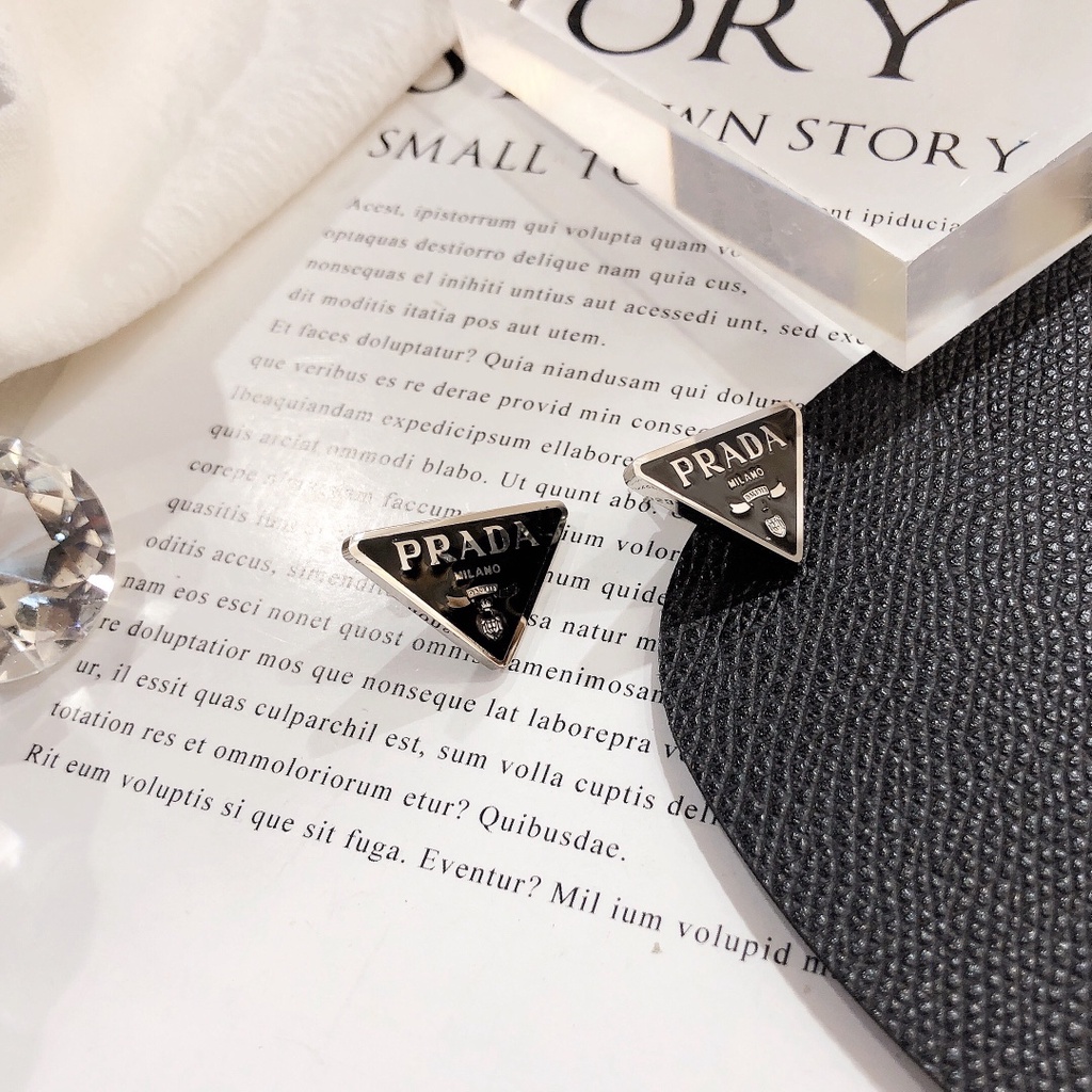 Khuyên tai PRADA hình tam giác bằng kim loại đính đá sang trọng cho nữ