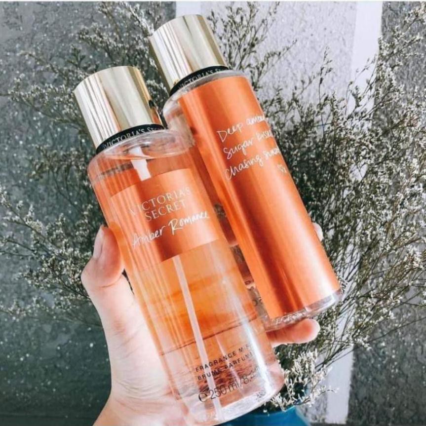 (𝐍𝐞𝐰) Xịt Thơm Body Mist Victoria’s Secret - 𝐀𝐌𝐁𝐄𝐑 𝐑𝐎𝐌𝐀𝐍𝐂𝐄 30ml/50ml/100ml | BigBuy360 - bigbuy360.vn