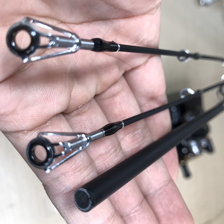 Combo Bộ Cần Câu Lure Máy Ngang 2 Khúc Fishing Catch Tặng Kìm, 3 Con Mồi Giả, Dù Pe X9, Khóa link
