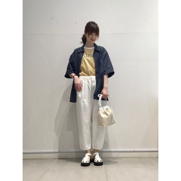 Áo thun cotton GU viền cổ logo chữ cá tính