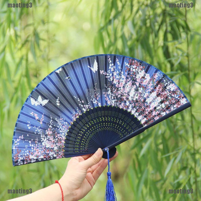 {MT3}Quạt xếp được làm từ tre và vải Silk, họa tiết bướm màu xanh theo phong cách Nhật Bản, có thể bỏ túi