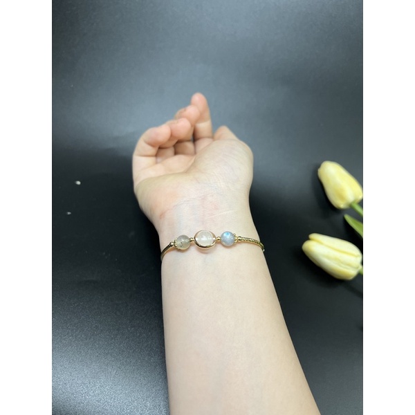 Vòng tay màu hồng mix charm