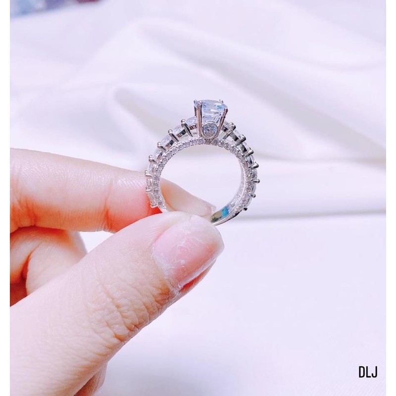 Nhẫn Nữ Bạc 925 Mẫu Mã Mới Kết Hợp Đá Chủ cao 5 li và Sườn Dải Đá - Trang sức Vàng Bạc Hoà Thảo HTJ