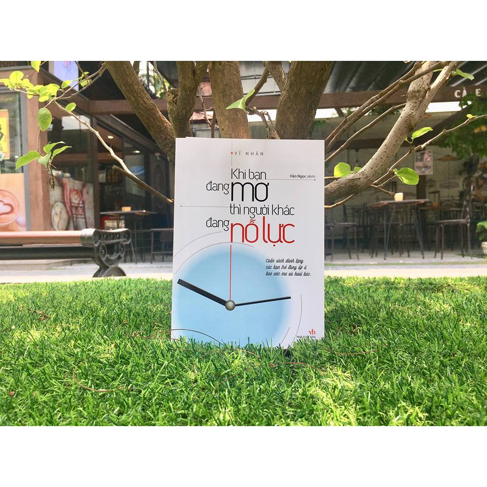 Sách: Khi Bạn Đang Mơ Thì Người Khác Đang Nỗ Lực - Cuốn Sách Dành Tặng Các Bạn Trẻ Đang Ấp Ủ Bao Ước Mơ Và Hoài Bão