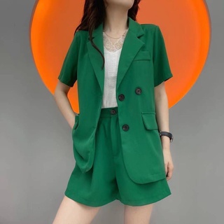 Set bộ vest xẻ lưng siêu hot về hàng Về 3 màu :xanh lá ,trắng ,đen xinh xỉu lunn khách ạ  Chất đũi trơn dày dặn bao sịn