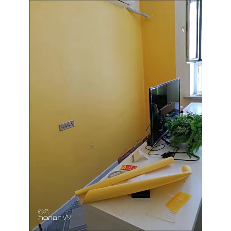 Giấy dán tường một màu. Kích thước: 0.45x10m/cuộn, có keo sẵn mặt sau.