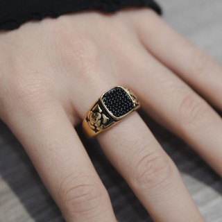 Nhẫn vàng mặt đá đen viền hoa