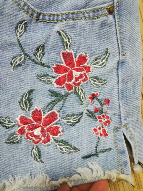 Quần Short Jeans Thêu Hoa