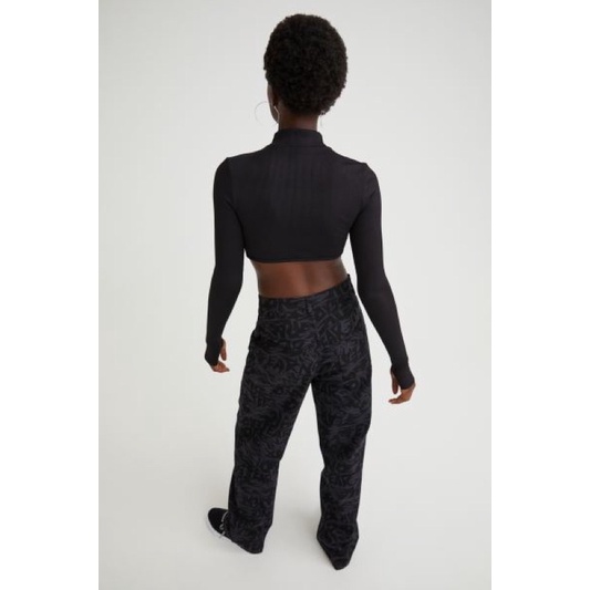 Áo H&M Croptop Dài Tay No Fear size S châu Âu