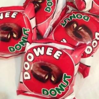 Bánh donut phủ sô cô la nhân kem trứng Doowee  gói 30g