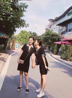 Váy xuông có cổ Polo