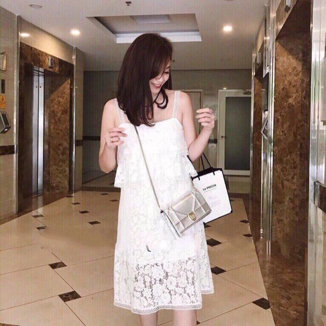 Đầm ren hai dây đơn giản mà sang trọng tinh tế