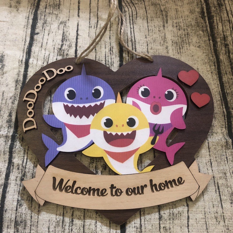 Bảng gỗ treo cửa gia đình cá mập welcome to our home