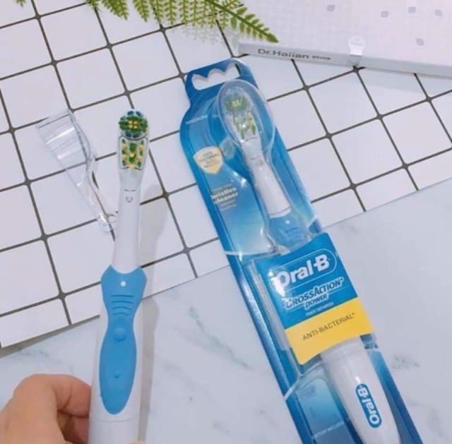 Bàn chải đánh răng điện Oral B