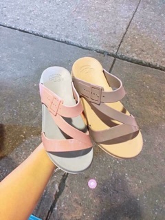 Dép nhựa quai chéo