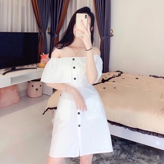 Đầm váy trắng trễ vai nút đen