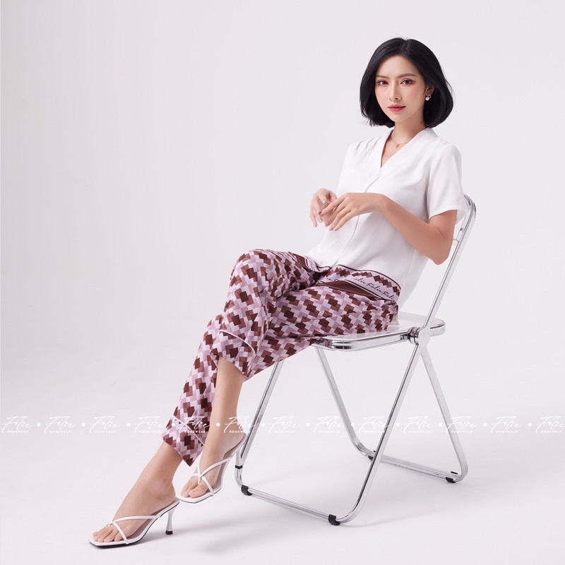 Folie Homewear đồ bộ mặc nhà tay ngắn quần dài lụa tằm ý FB120.1 áo trắng kem quần họa tiết nâu