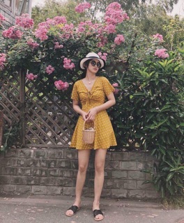 Đầm bi vàng nhúng ngực