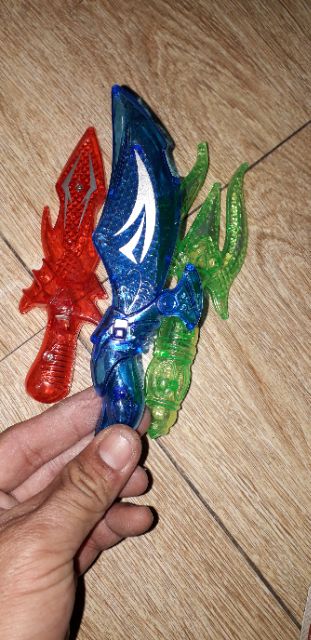 Một cái mô hình bằng nhựa để trưng bày dài 15cm