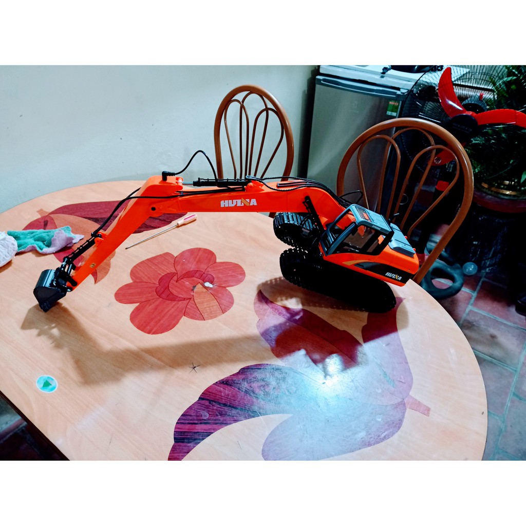 MÁY XÚC HUINA 1551 ĐIỀU KHIỂN TỪ XA 15 KÊNH