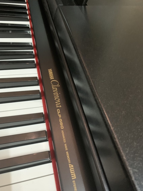 Đàn piano điện Yamaha CLP-560 màu đen nhập khẩu Nhật Bản