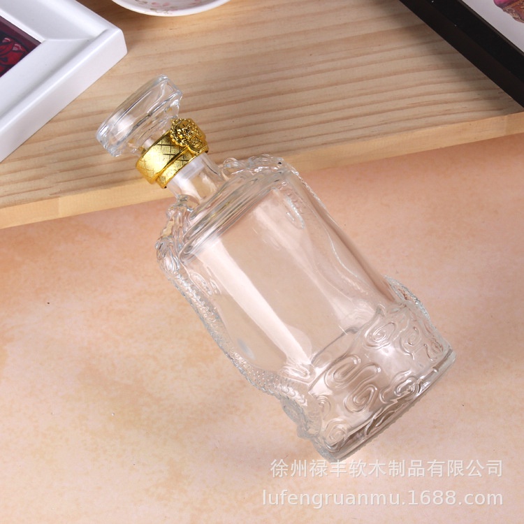 Bình Thủy Tinh Đựng Rượu Trụ Tròn Hoa Văn Rồng Nổi 500ml