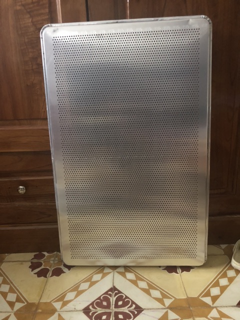 Khay phẳng lỗ nhôm 46x72