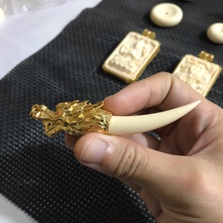 Mặt dây chuyền ngà bọc vàng