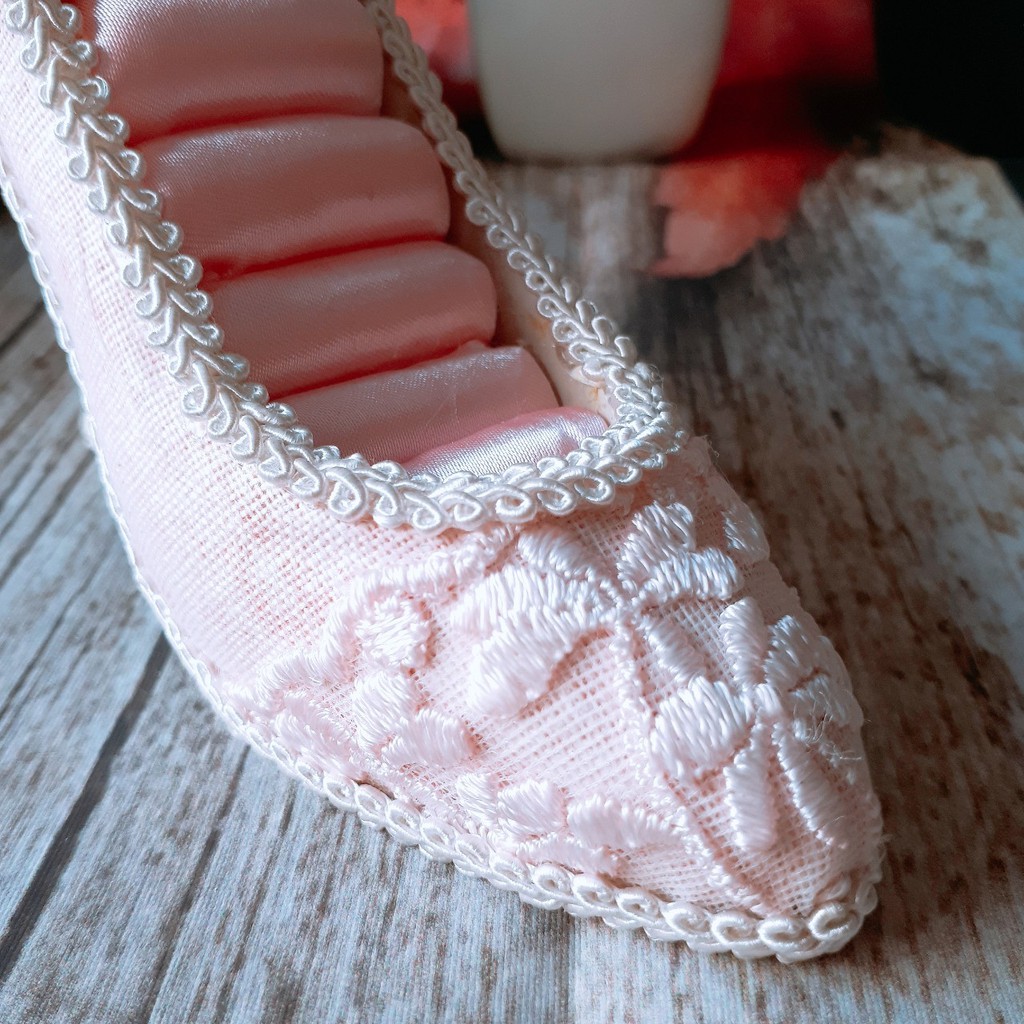 Chiếc giày để phụ kiện trang sức hồng ren