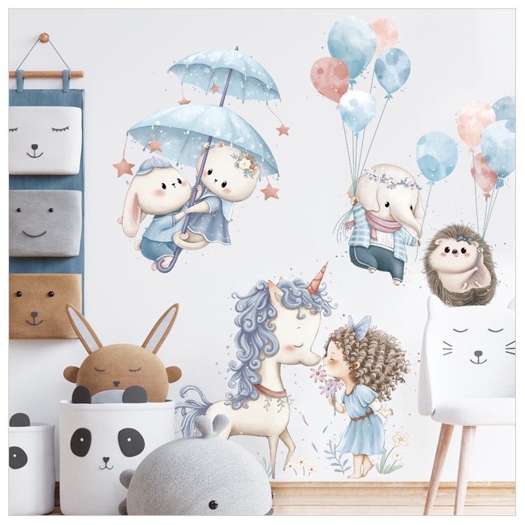 Decal dán tường, tủ quần áo BÉ GÁI VÀ NGỰA KỲ LÂN XANH  - Trang trí phòng bé