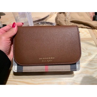 Túi xách nữ Burberry Woc hàng spsl size19,5-fullbox