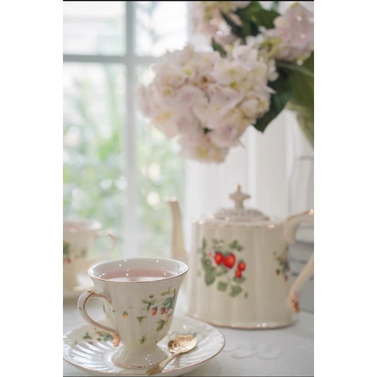Set trà chiều hoạ tiết dâu tây phong cách vintage cao cấp kèm hộp