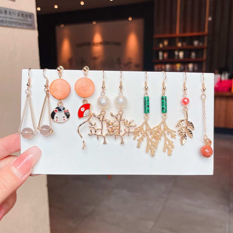 Bộ Khuyên Tai Thời Trang Kiểu Tua Rua Màu Vàng Hình Bướm Có Đính Ngọc Trai Cổ Điển Cho Nữ