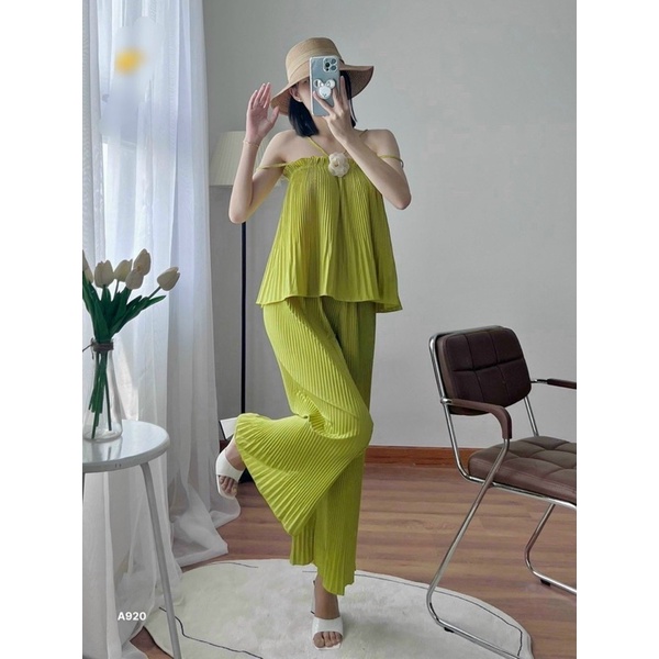 Set Bộ Áo Yếm Đính Hoa Trắng Dập Ly  Hoa Kèm Quần Ống Rộng
