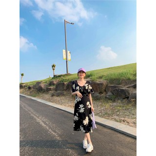 Mika Dress - Đầm hoa to nền đen bèo ngực