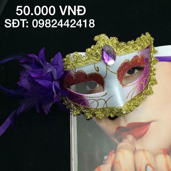 Mặt na nửa mặt có bông hoa