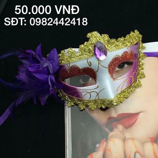 Mặt na nửa mặt có bông hoa