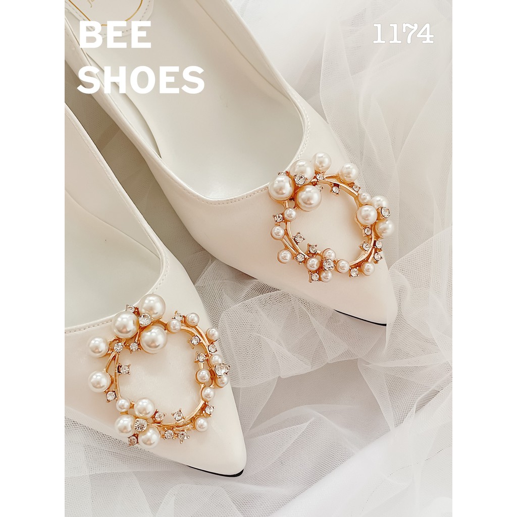 BEESHOES - GIÀY CAO GÓT NỮ MŨI NHỌN HỌA TIẾT ĐÁ TRÒN NGỌC - GIÀY CAO GÓT NỮ GÓT NHỌN CAO 3 PHÂN SẴN MÀU TRẮNG 201174