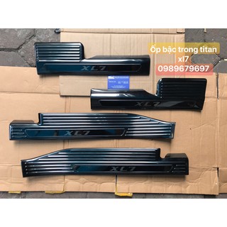 xl7 - Ốp bậc cửa chống xước titan trong Suzuki xl7 2020, logo tráng gương ( tặng kèm keo trợ dính)