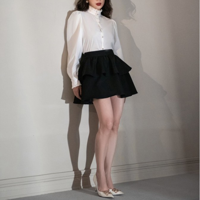 Chân váy đen thiết kế dáng xòe ngắn trên gối, bèo hai tầng xinh xắn