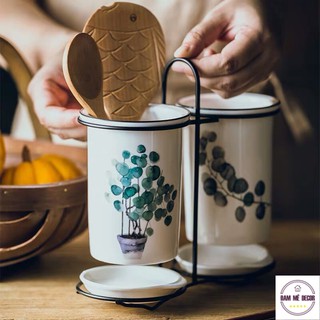 Bộ 2 ống đựng đũa thìa bằng gốm sứ cao cấp có giá để bàn họa tiết dâu tây nhiệt đới có sẵn decor bàn bếp