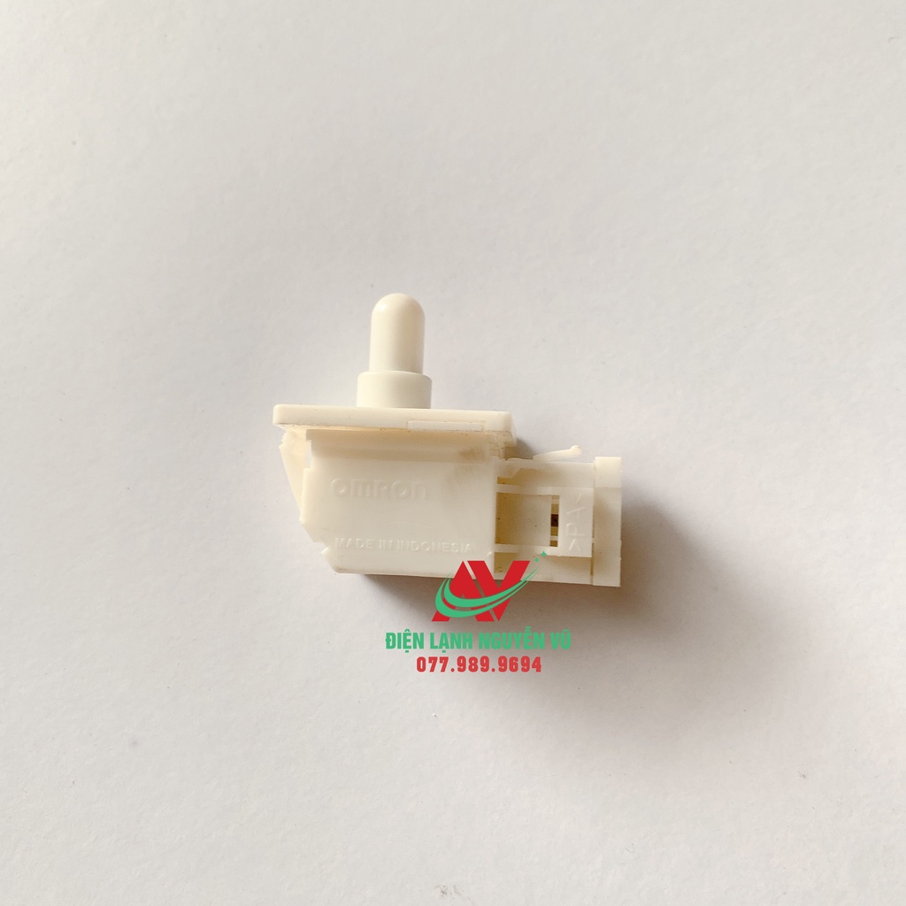 Công tắc cửa tủ lạnh Aqua 3 chân loại cài