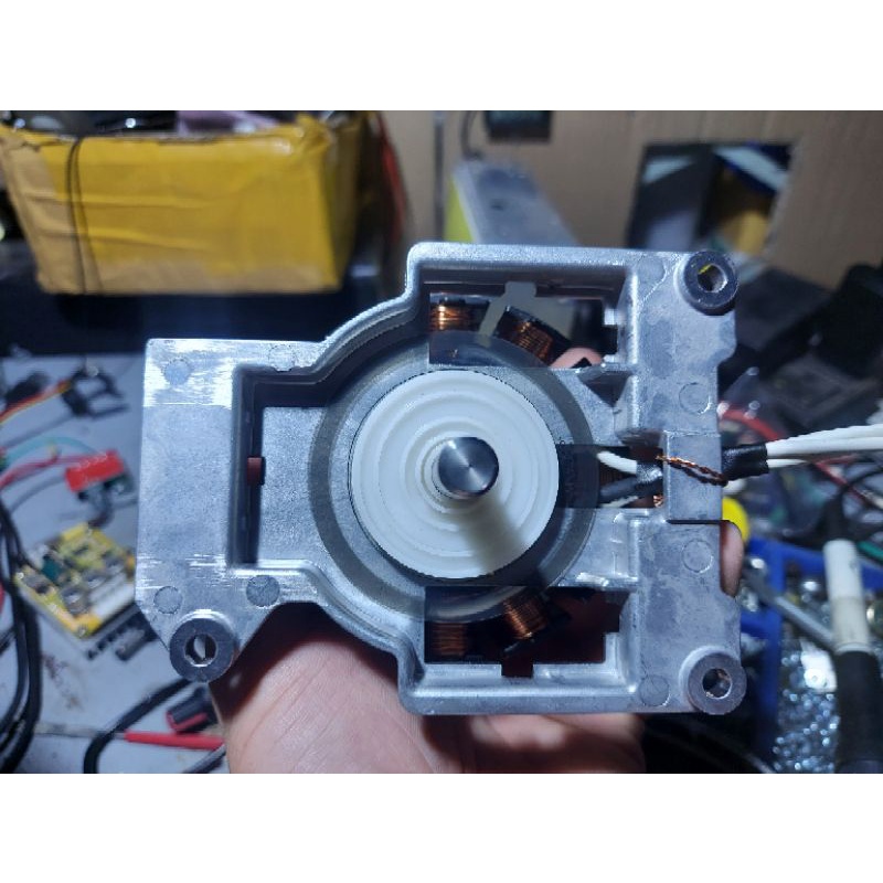 Động cơ không chổi than chế máy hút dùng pin.