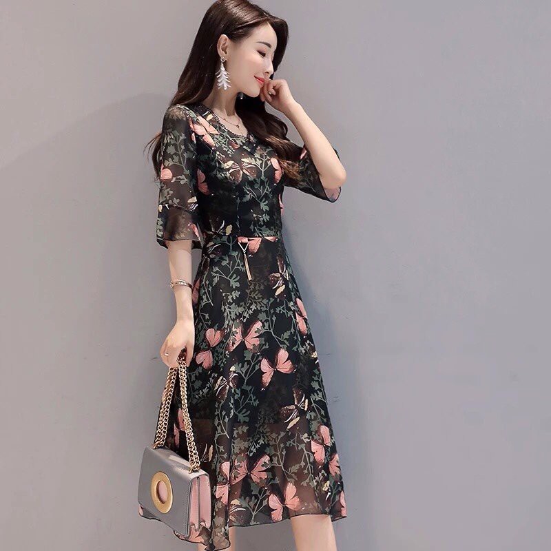 ĐẦM XÒE NỀN ĐEN HỌA TIẾT HOA BƯỚM CỔ TIM HÀNG NHẬP SIÊU CUTE MÃ 6P10085275MLXL
