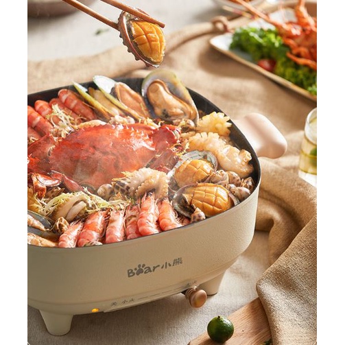 Nồi lẩu Bear 2 ngăn dung tích 5L, chống dính có thể chiên xào, sử dụng thoải mái cho gia đình