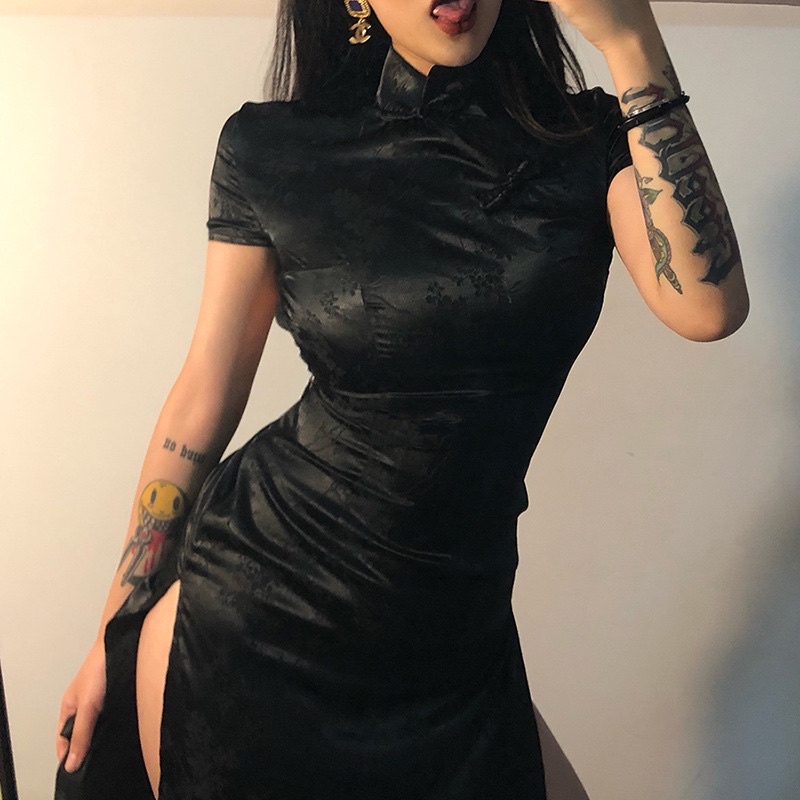 Sườn xám đen dáng dài đùi xẻ cao sexy quyến rũ.