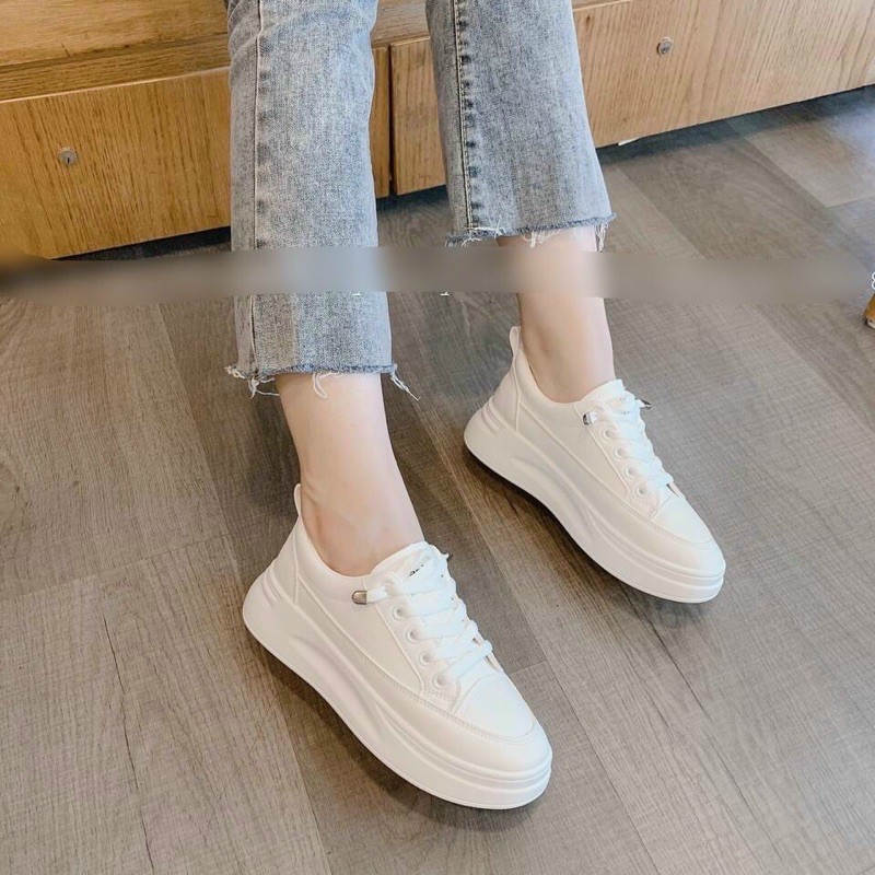 Giày thể thao trắng đế bánh mì da mềm