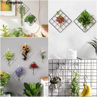 Khung lưới bằng sắt treo hoa trang trí