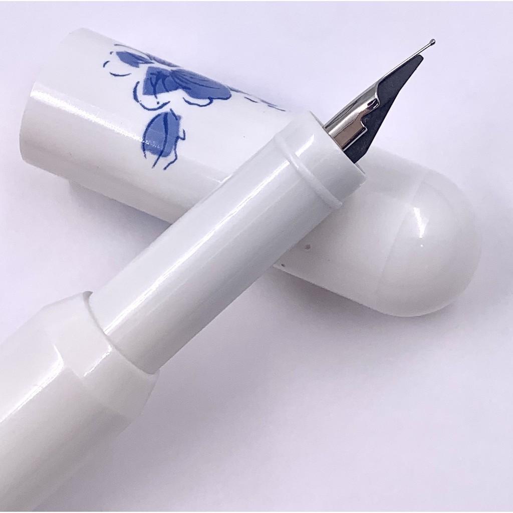 Bút máy CHREN Truyền Nhân 3561, màu sắc tươi trẻ, kiểu dáng hiện đại, phù hợp cho học sinh, sinh viên.